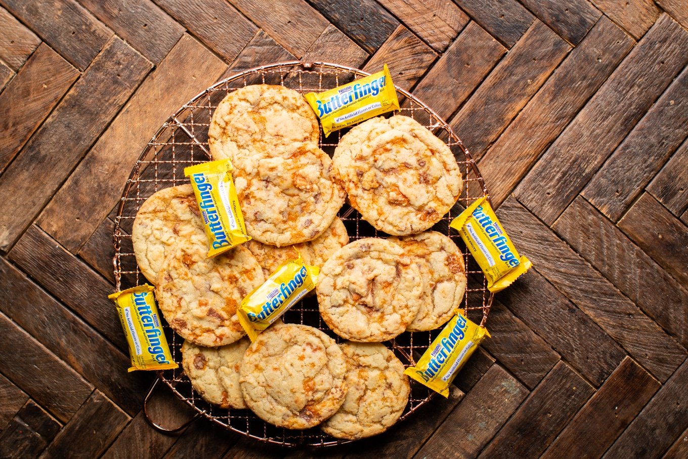 cooling rack with butterfinger cookies on it.