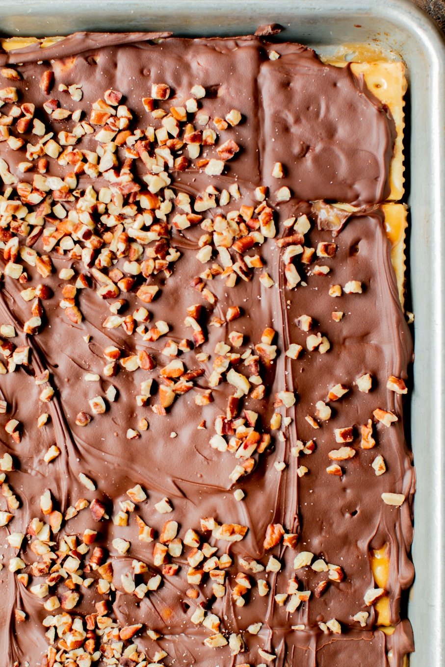 close up image of soda cracker toffee